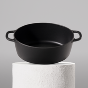 Prémiový litinový oválný hrnec 32 cm se smaltovaným povrchem pro dokonalé výsledky pečení. Nepřilnavý povrch, snadná údržba. Barva: černá.