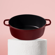 Prémiový litinový oválný hrnec 32 cm se smaltovaným povrchem pro dokonalé výsledky pečení. Nepřilnavý povrch, snadná údržba. Barva: červená.