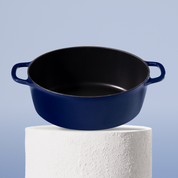 Prémiový litinový oválný hrnec 32 cm se smaltovaným povrchem pro dokonalé výsledky pečení. Nepřilnavý povrch, snadná údržba. Barva: modrá.