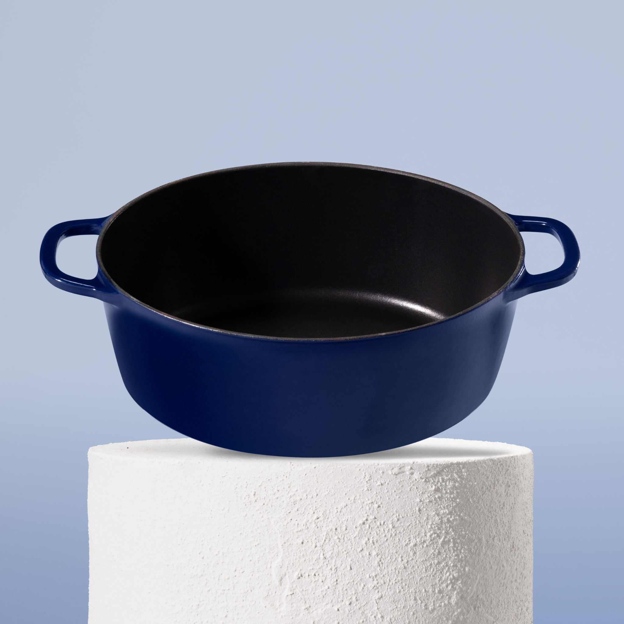 Prémiový litinový oválný hrnec 32 cm se smaltovaným povrchem pro dokonalé výsledky pečení. Nepřilnavý povrch, snadná údržba. Barva: modrá.
