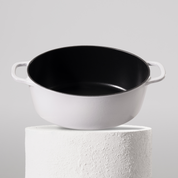 Prémiový litinový oválný hrnec 32 cm se smaltovaným povrchem pro dokonalé výsledky pečení. Nepřilnavý povrch, snadná údržba. Barva: šedá.
