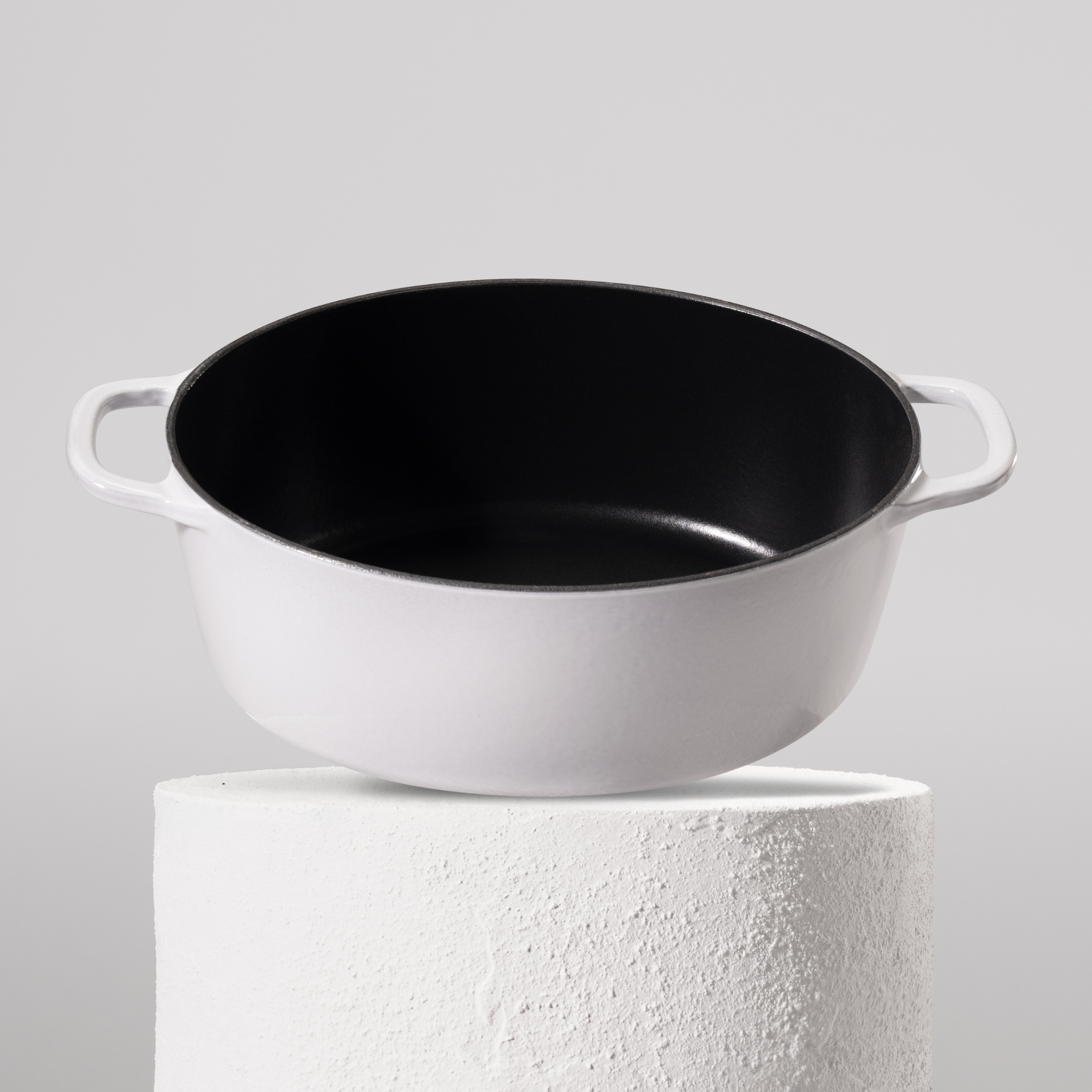 Prémiový litinový oválný hrnec 32 cm se smaltovaným povrchem pro dokonalé výsledky pečení. Nepřilnavý povrch, snadná údržba. Barva: šedá.