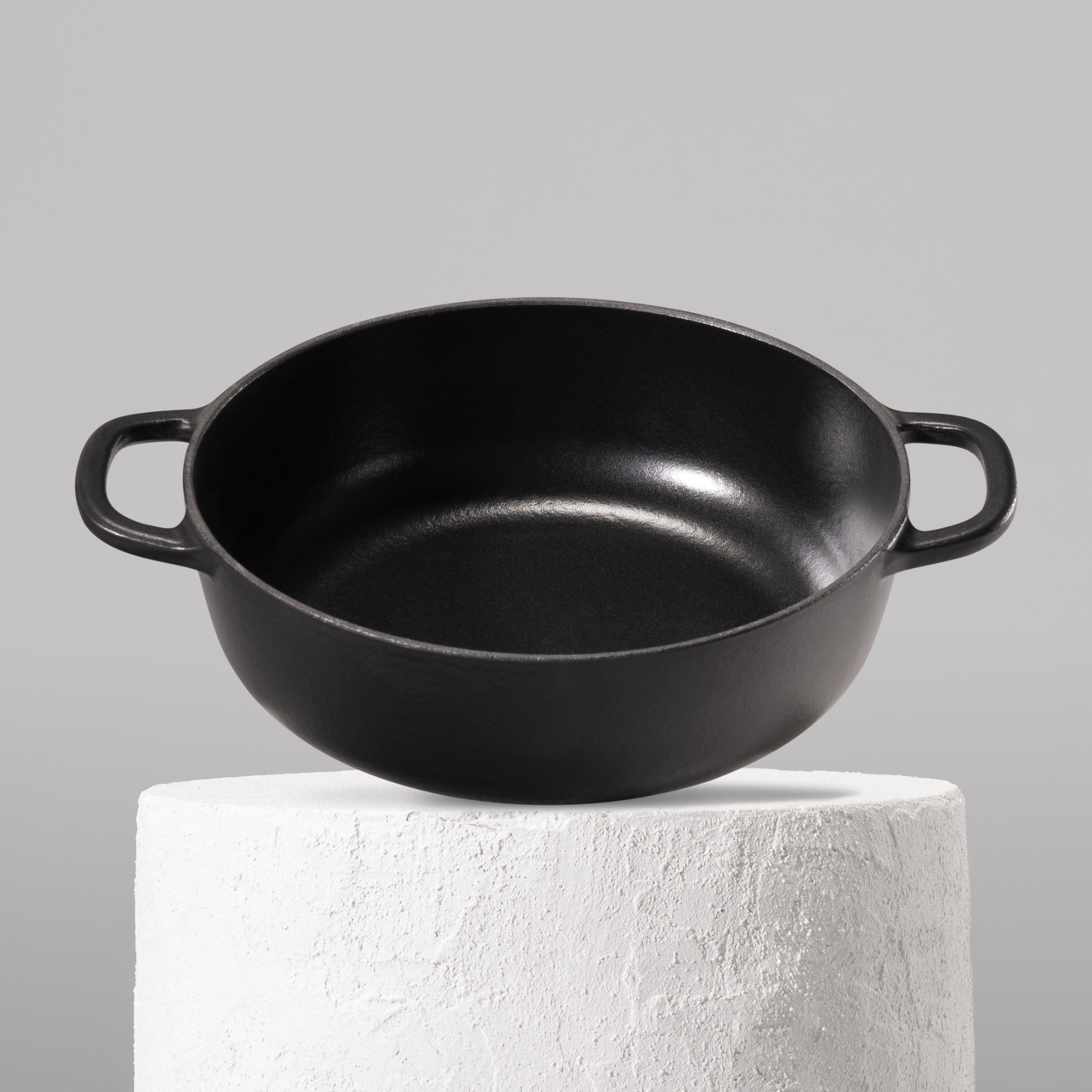 Prémiový litinový kastrol 26 cm se smaltovaným povrchem pro dokonalé výsledky dušení. Nepřilnavý povrch, snadná údržba. Barva: černá.