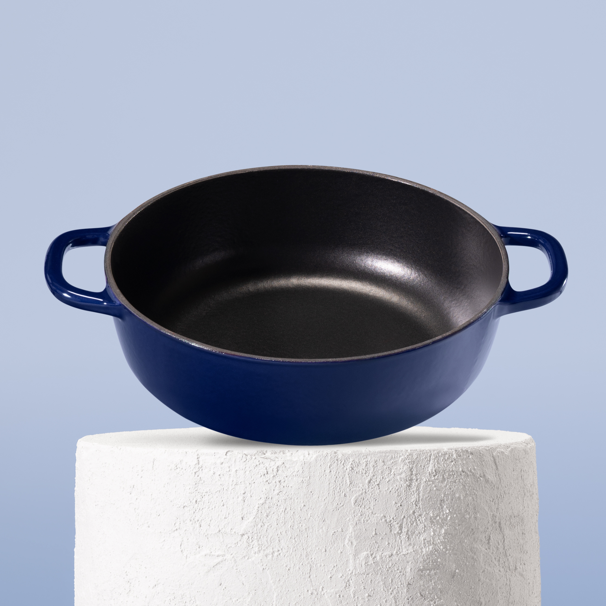 Prémiový litinový kastrol 26 cm se smaltovaným povrchem pro dokonalé výsledky dušení. Nepřilnavý povrch, snadná údržba. Barva: modrá.