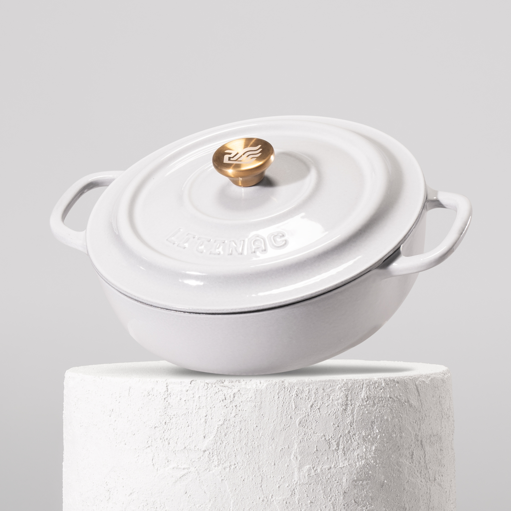 Prémiový litinový kastrol 26 cm se smaltovaným povrchem pro dokonalé výsledky dušení. Nepřilnavý povrch, snadná údržba. Barva: šedá.