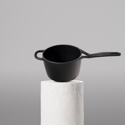 Prémiový litinový rendlík 18 cm se smaltovaným povrchem pro dokonalou přípravu omáček. Nepřilnavý povrch, snadná údržba. Barva: černá.