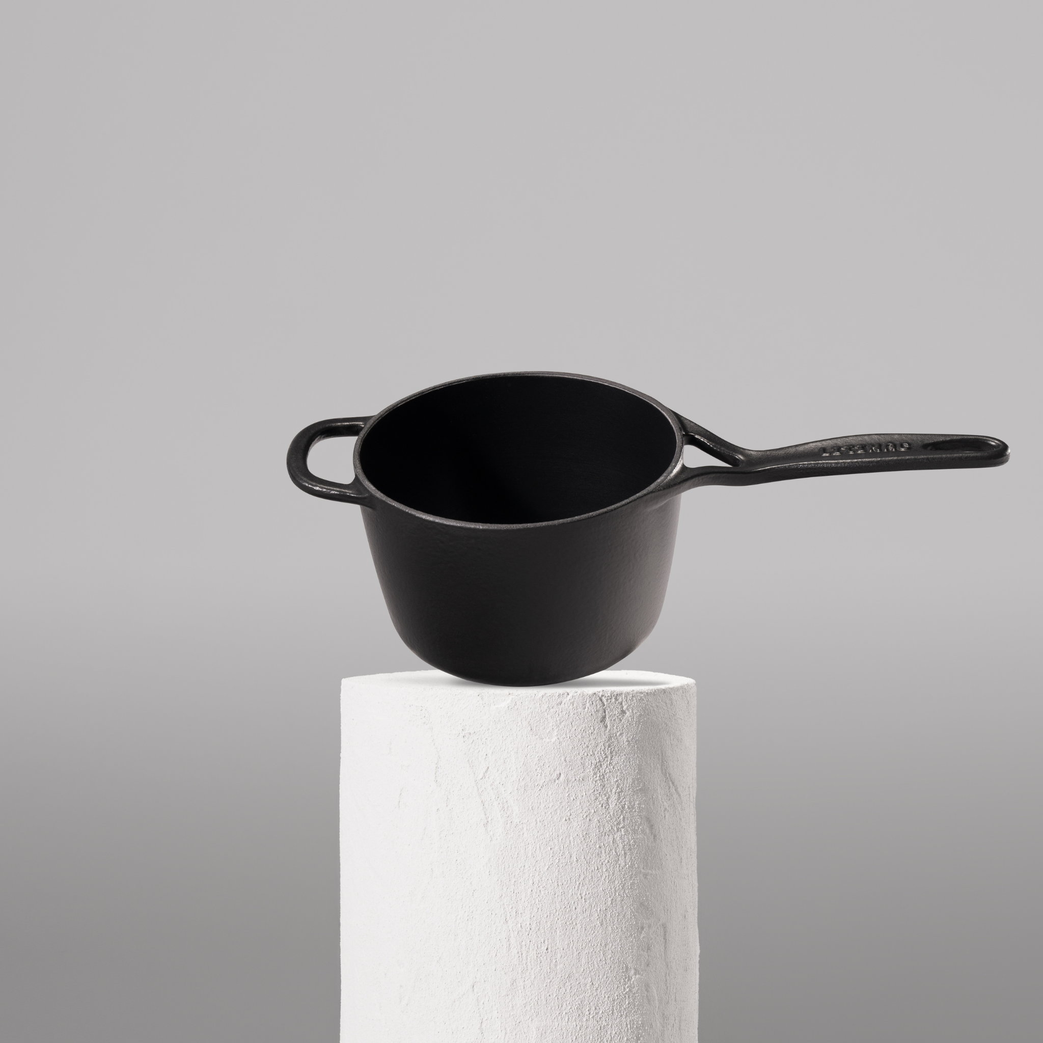 Prémiový litinový rendlík 18 cm se smaltovaným povrchem pro dokonalou přípravu omáček. Nepřilnavý povrch, snadná údržba. Barva: černá.