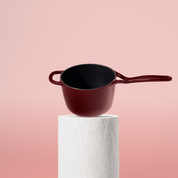 Prémiový litinový rendlík 18 cm se smaltovaným povrchem pro dokonalou přípravu omáček. Nepřilnavý povrch, snadná údržba. Barva: červená.