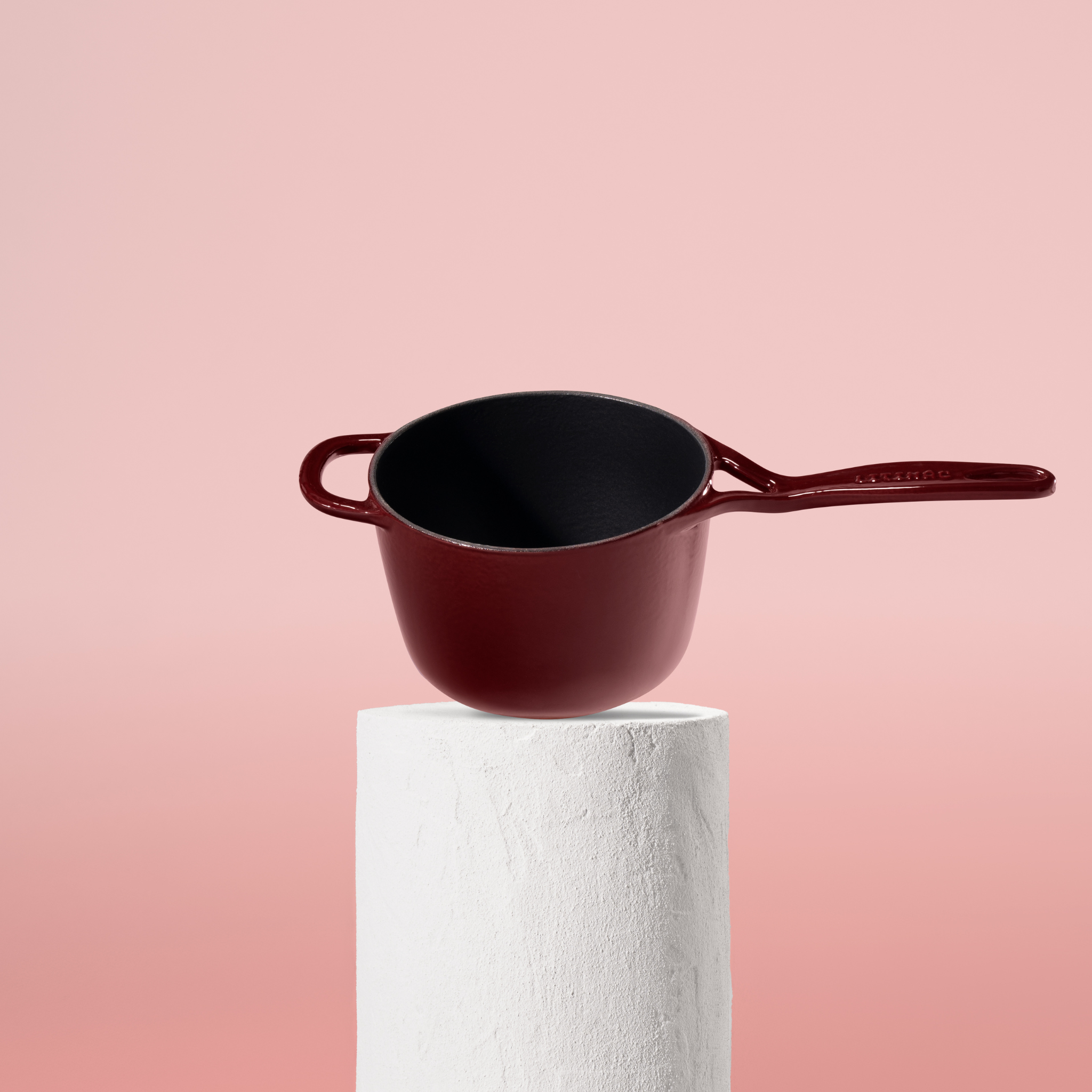 Prémiový litinový rendlík 18 cm se smaltovaným povrchem pro dokonalou přípravu omáček. Nepřilnavý povrch, snadná údržba. Barva: červená.