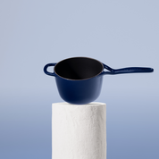 Prémiový litinový rendlík 18 cm se smaltovaným povrchem pro dokonalou přípravu omáček. Nepřilnavý povrch, snadná údržba. Barva: modrá.