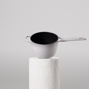 Prémiový litinový rendlík 18 cm se smaltovaným povrchem pro dokonalou přípravu omáček. Nepřilnavý povrch, snadná údržba. Barva: šedá.