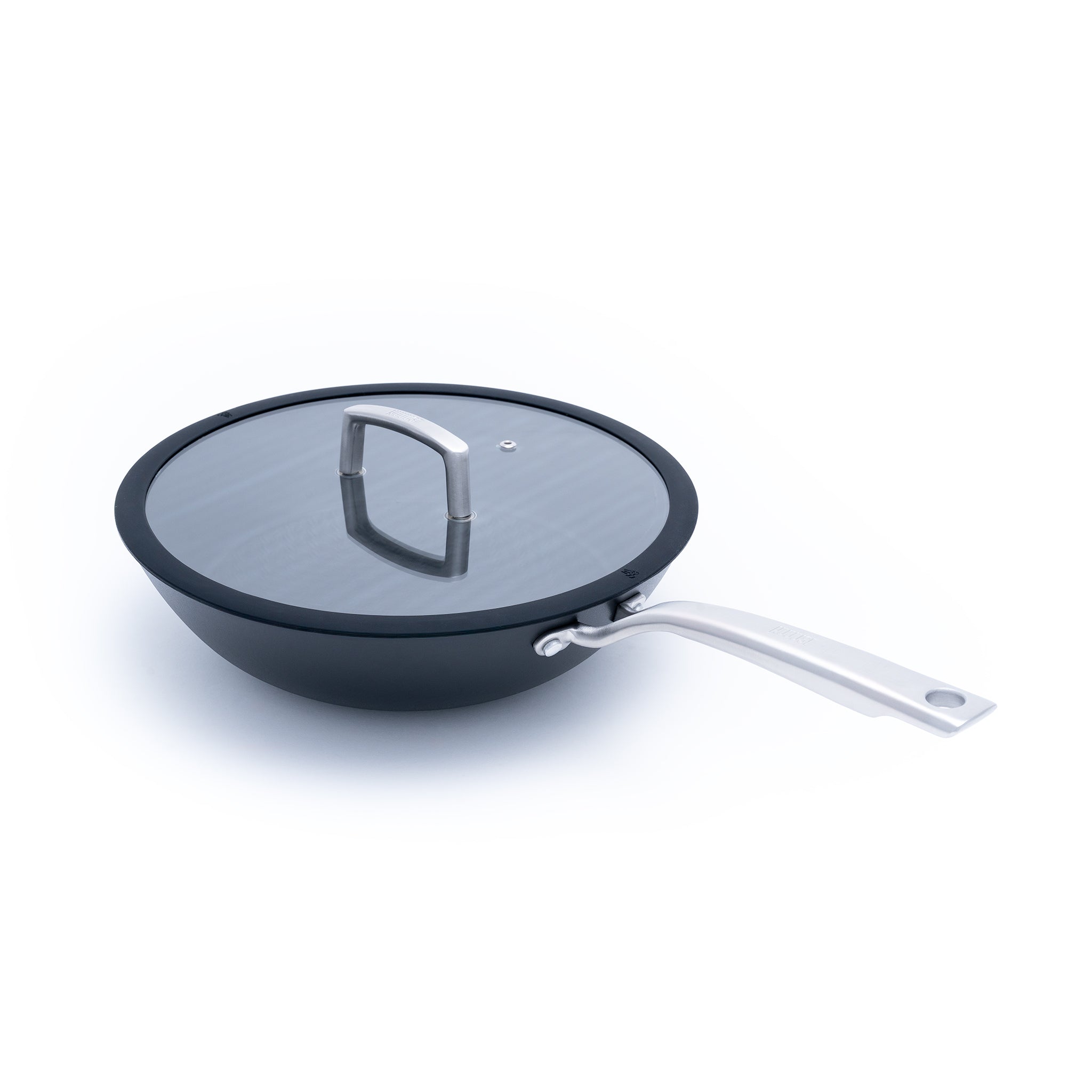 Litinový wok o průměru 30 cm, vyrobený z tenkostěnné litiny. Barva: matná černá. Vhodný pro zdravé asijské vaření a smažení.
