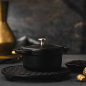 Малък чугунен съд с емайлирано покритие