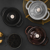 Малък чугунен съд с емайлирано покритие