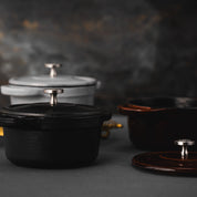 Малък чугунен съд с емайлирано покритие