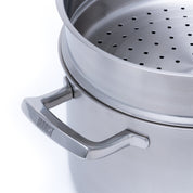 Nerezový napařovák pro zdravou přípravu pokrmů v páře, vhodný jako doplněk k hrncům různých velikostí.