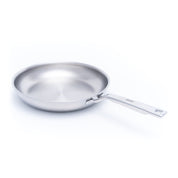 Nerezová vícevrstvá pánev o průměru 28 cm, ideální pro zdravé vaření a smažení na všech typech varných desek včetně indukce.