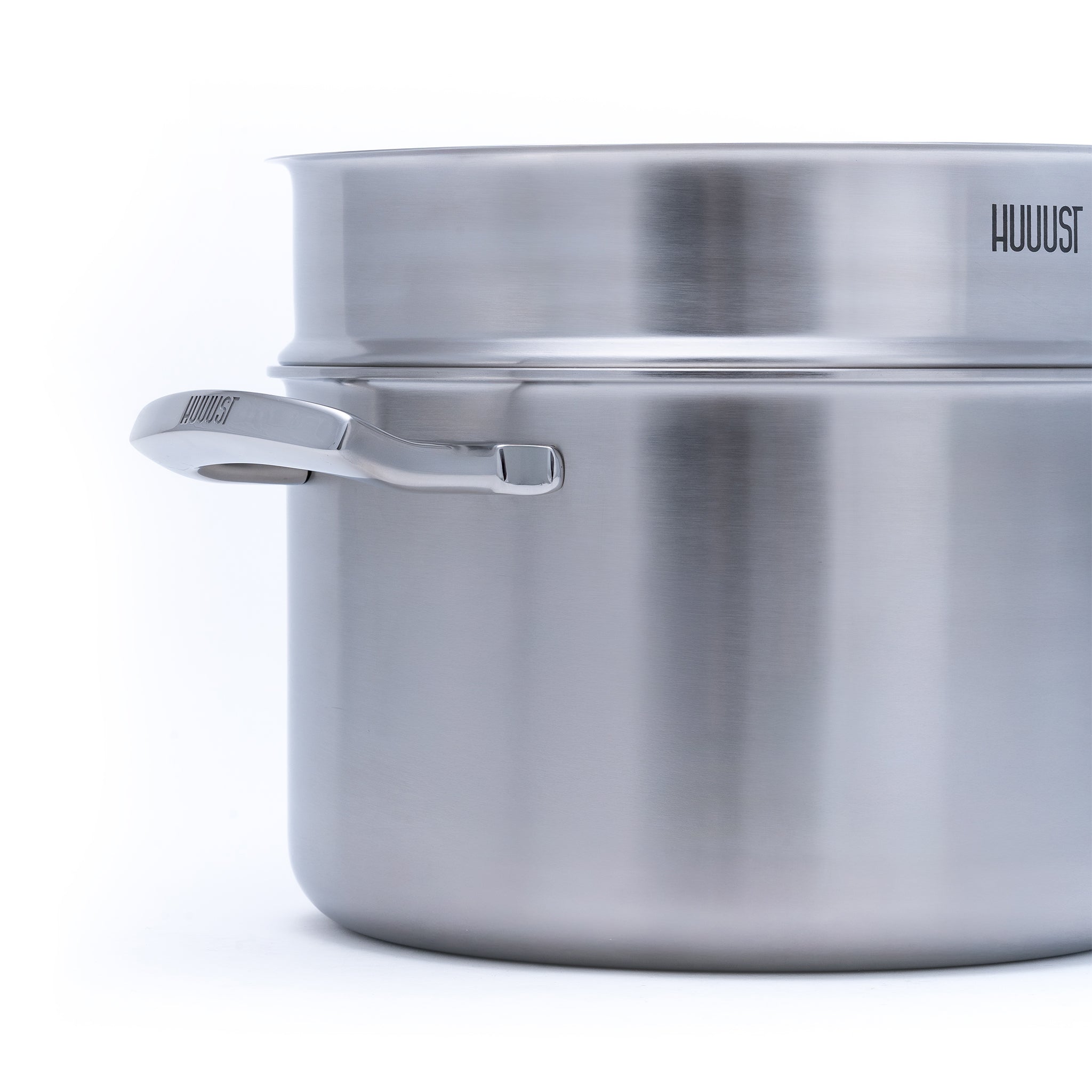 Nerezový napařovák pro zdravou přípravu pokrmů v páře, vhodný jako doplněk k hrncům různých velikostí.