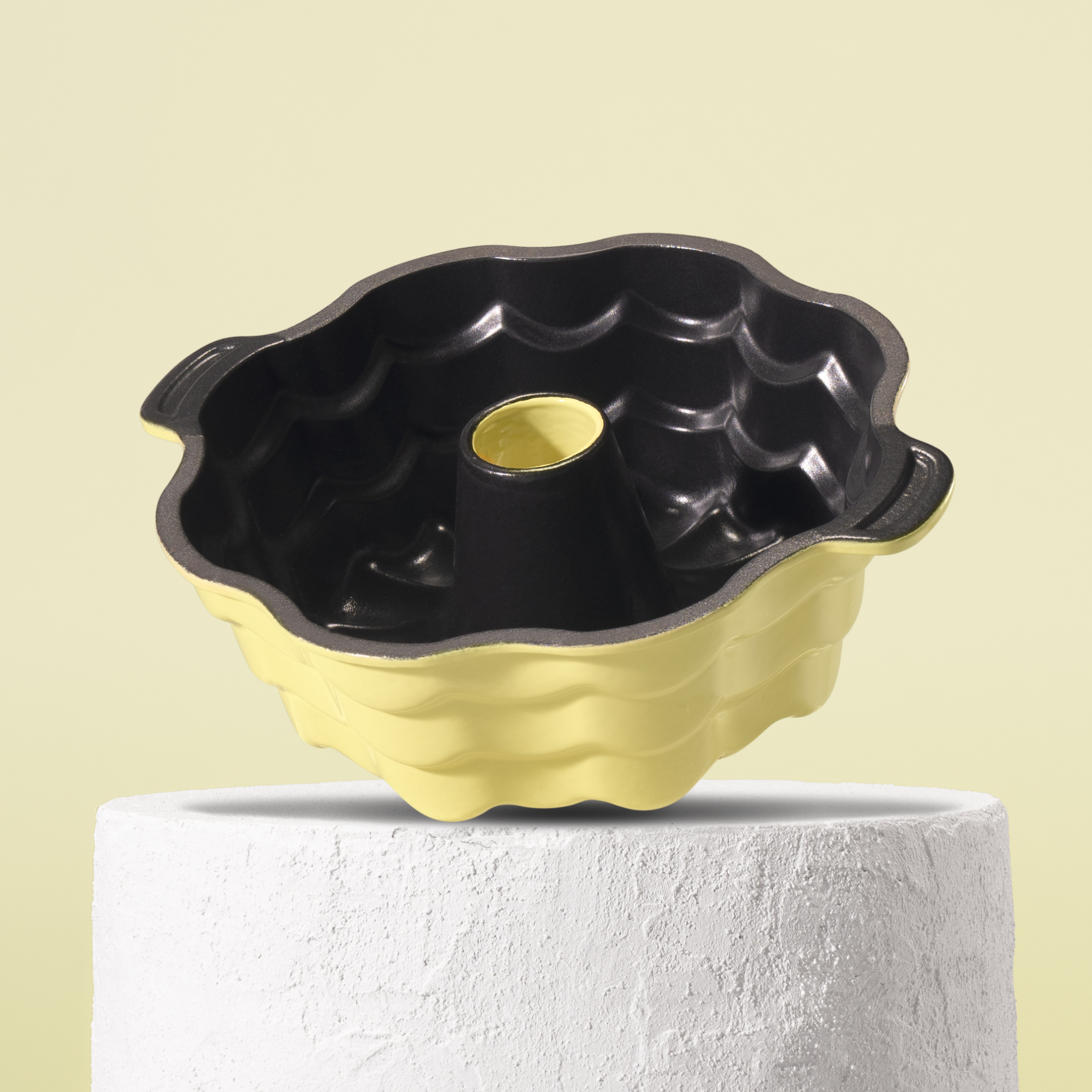Profesionální forma na bábovku z litiny, smaltovaná úprava pro snadné vyndávání. Barva: pastelově žlutá.