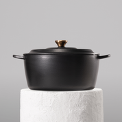 Profesionální hrnec z litiny, 28 cm, smaltovaná úprava pro snadné čištění. Vhodný na všechny typy sporáků. Barva: černá.
