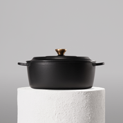 Profesionální oválný hrnec z litiny, 28 cm, smaltovaná úprava pro snadné čištění. Vhodný na všechny typy sporáků. Barva: černá.