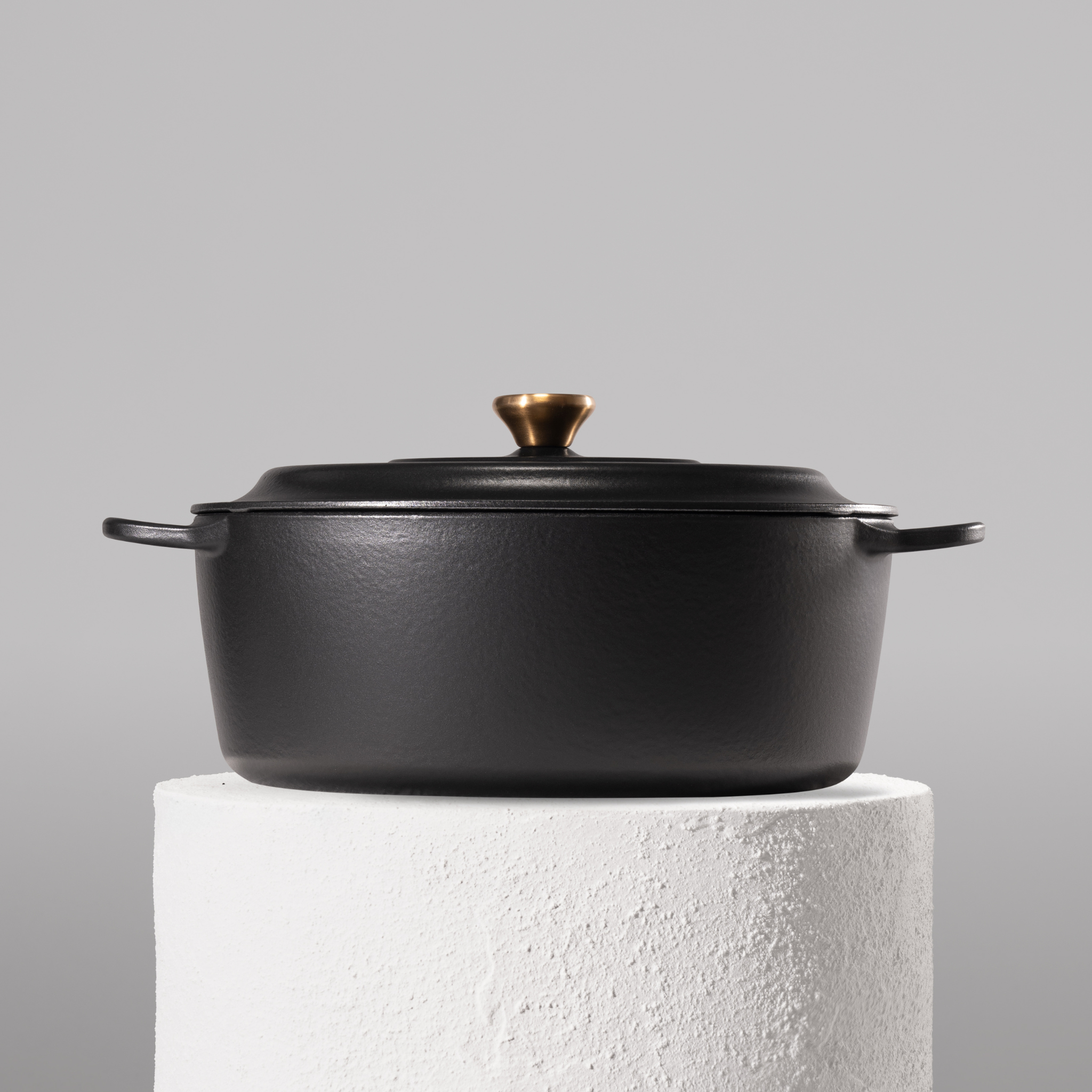 Profesionální oválný hrnec z litiny, 32 cm, smaltovaná úprava pro snadné čištění. Vhodný na všechny typy sporáků. Barva: černá.