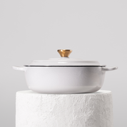 Profesionální kastrol z litiny, 26 cm, smaltovaná úprava pro snadné čištění. Vhodný na všechny typy sporáků. Barva: šedá.