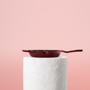 Profesionální pánev z litiny, 24 cm, smaltovaná úprava pro snadné čištění. Vhodná na všechny typy sporáků. Barva: červená.