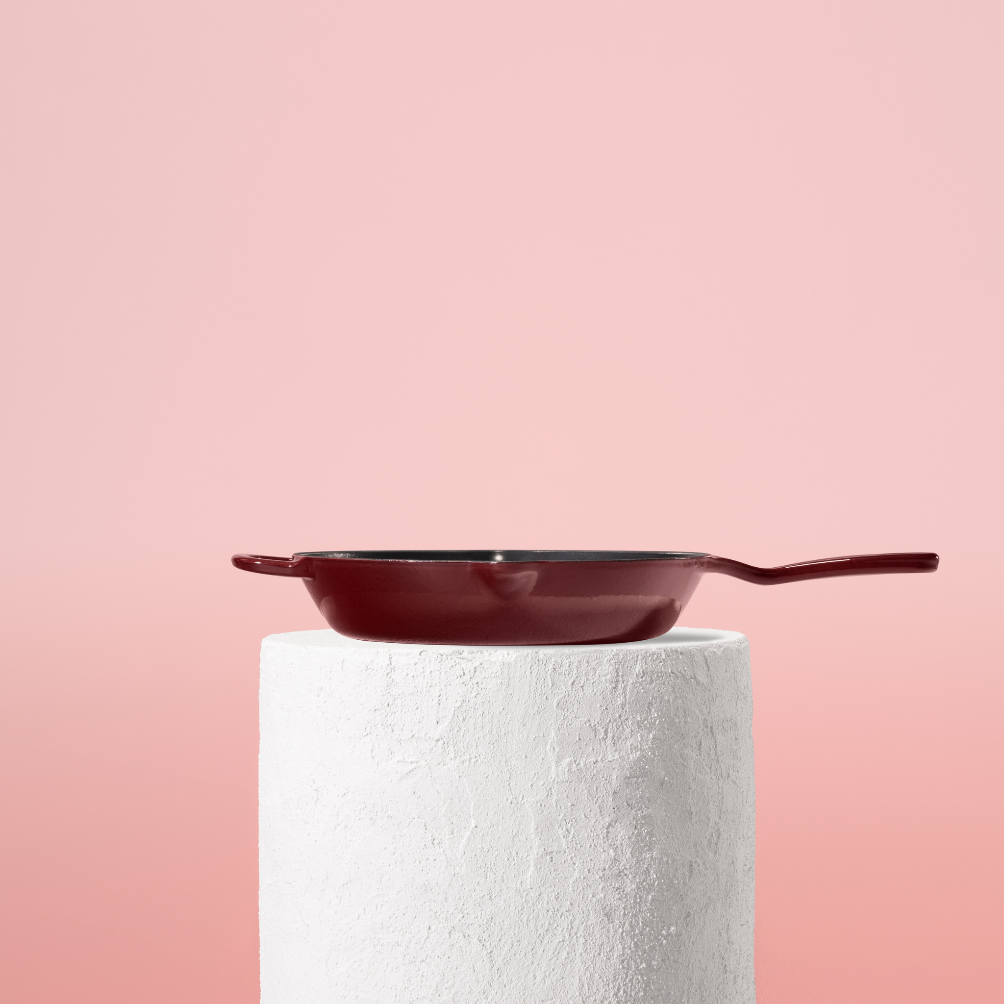 Profesionální pánev z litiny, 26 cm, smaltovaná úprava pro snadné čištění. Vhodná na všechny typy sporáků. Barva: červená.