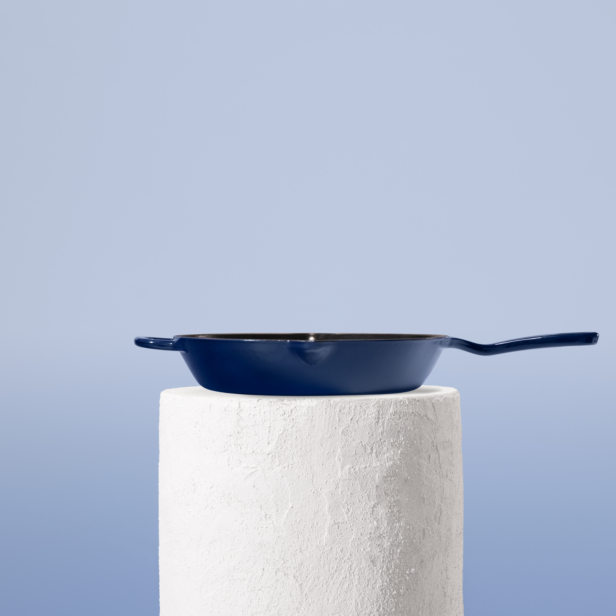 Profesionální pánev z litiny, 28 cm, smaltovaná úprava pro snadné čištění. Vhodná na všechny typy sporáků. Barva: modrá.