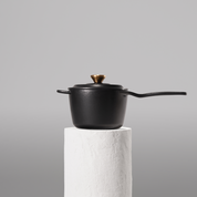 Profesionální rendlík z litiny, 18 cm, smaltovaná úprava pro snadné čištění. Vhodný na všechny typy sporáků. Barva: černá.