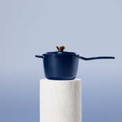 Profesionální rendlík z litiny, 18 cm, smaltovaná úprava pro snadné čištění. Vhodný na všechny typy sporáků. Barva: modrá.