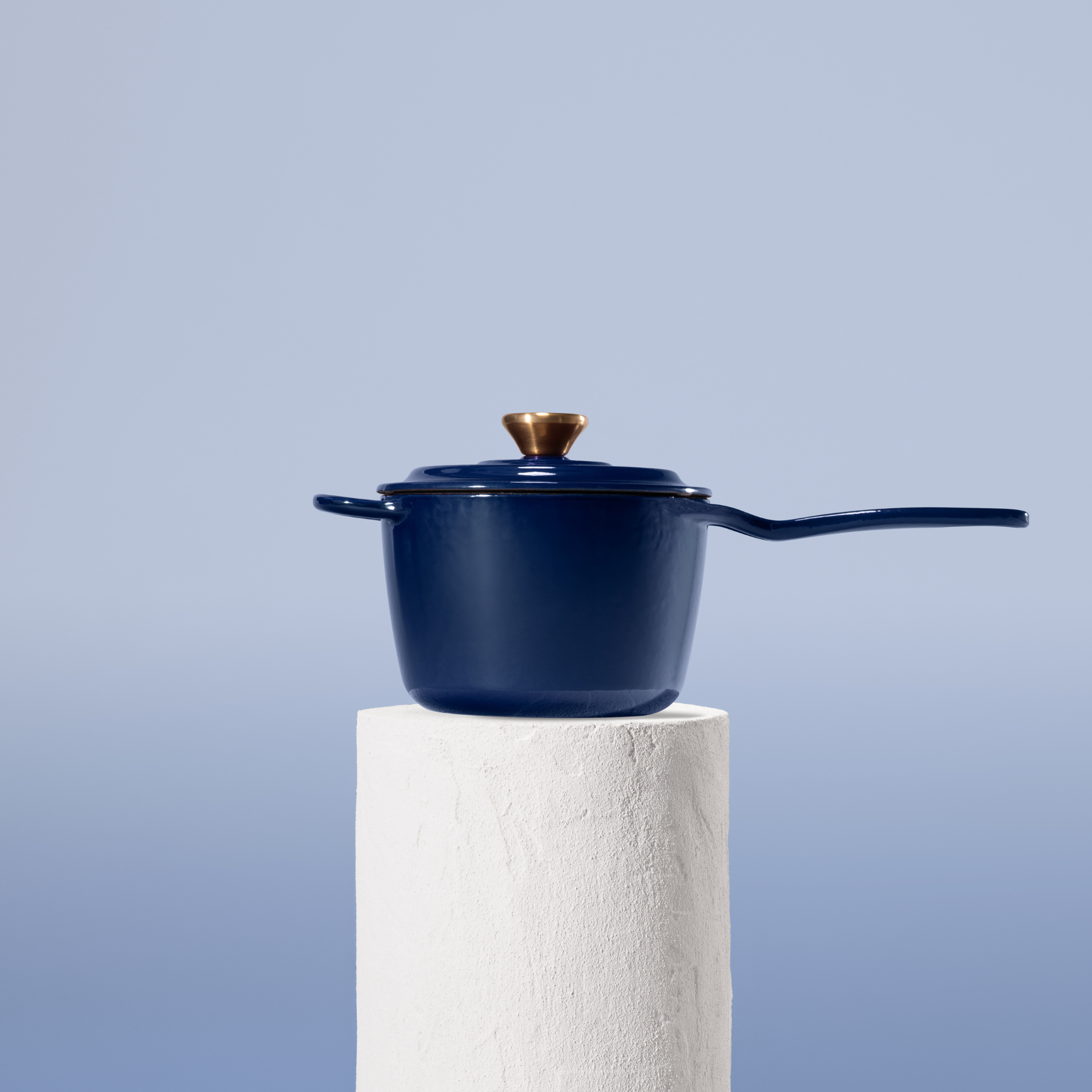 Profesionální rendlík z litiny, 18 cm, smaltovaná úprava pro snadné čištění. Vhodný na všechny typy sporáků. Barva: modrá.