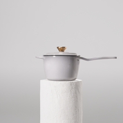 Profesionální rendlík z litiny, 18 cm, smaltovaná úprava pro snadné čištění. Vhodný na všechny typy sporáků. Barva: šedá.