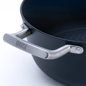 Litinový hrnec o průměru 24 cm z tenkostěnné litiny. Barva: matná černá. Vhodný na polévky, omáčky i pečení.
