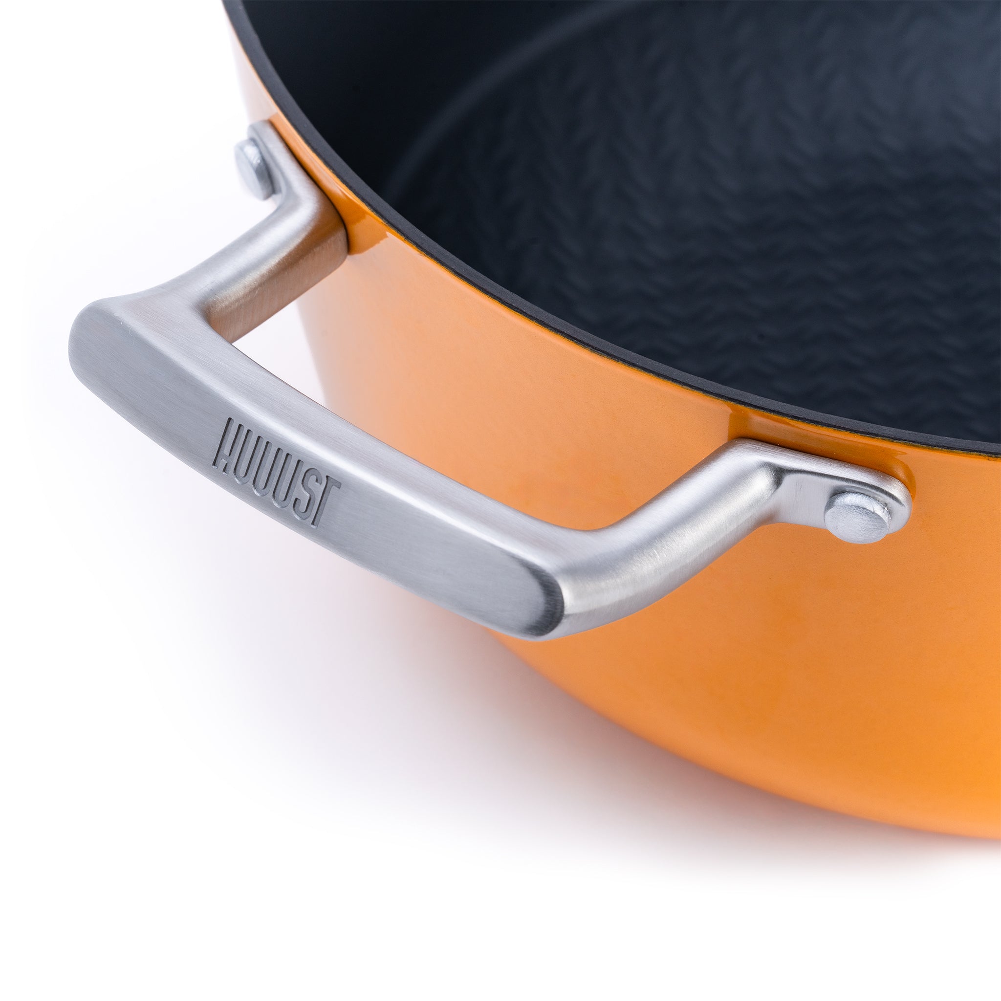 Litinový hrnec o průměru 26 cm z tenkostěnné litiny. Barva: oranžová. Vhodný na polévky, omáčky i pečení.