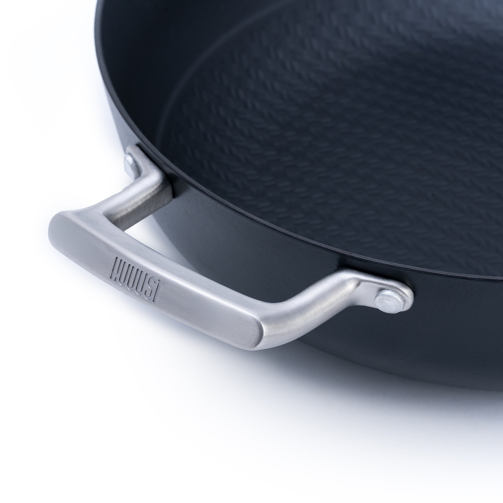 Litinový kastrol o průměru 30 cm z tenkostěnné litiny. Barva: matná černá. Skvělý na pečení masa, zapékání i dušení.