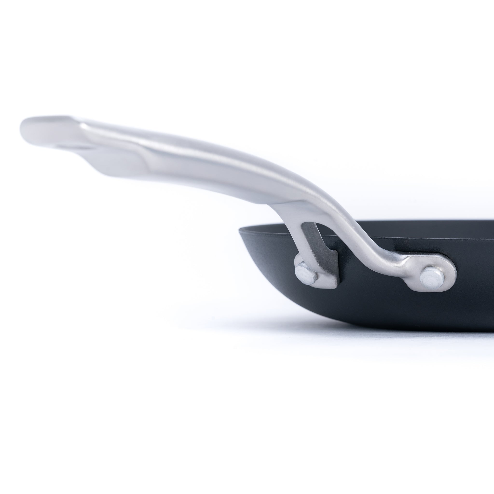 Litinová pánev o průměru 22 cm z tenkostěnné litiny. Barva: matná černá. Ideální na smažení, pečení i servírování.