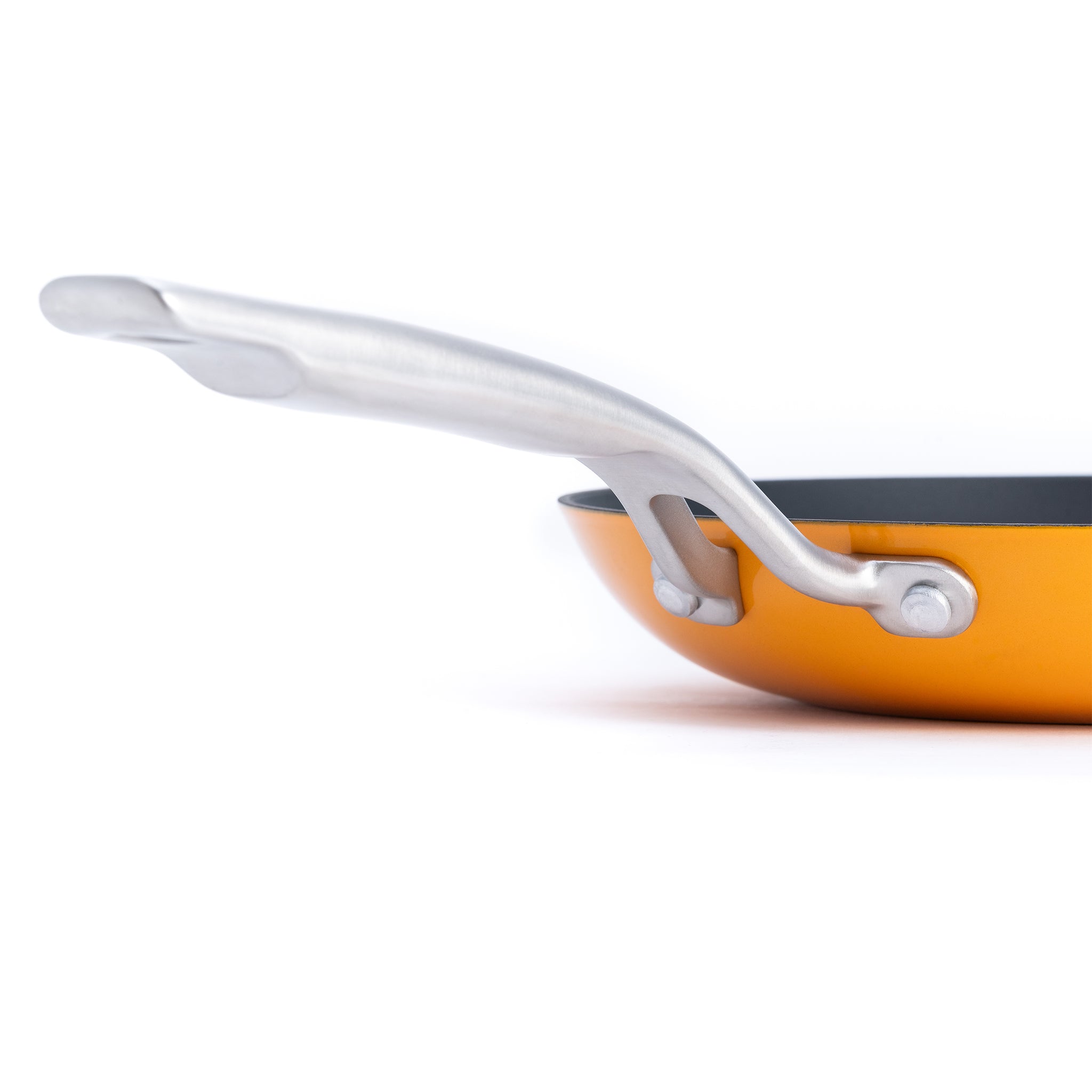 Litinová pánev o průměru 22 cm z tenkostěnné litiny. Barva: oranžová. Ideální na smažení, pečení i servírování.