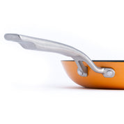 Litinová pánev o průměru 24 cm z tenkostěnné litiny. Barva: oranžová. Ideální na smažení, pečení i servírování.