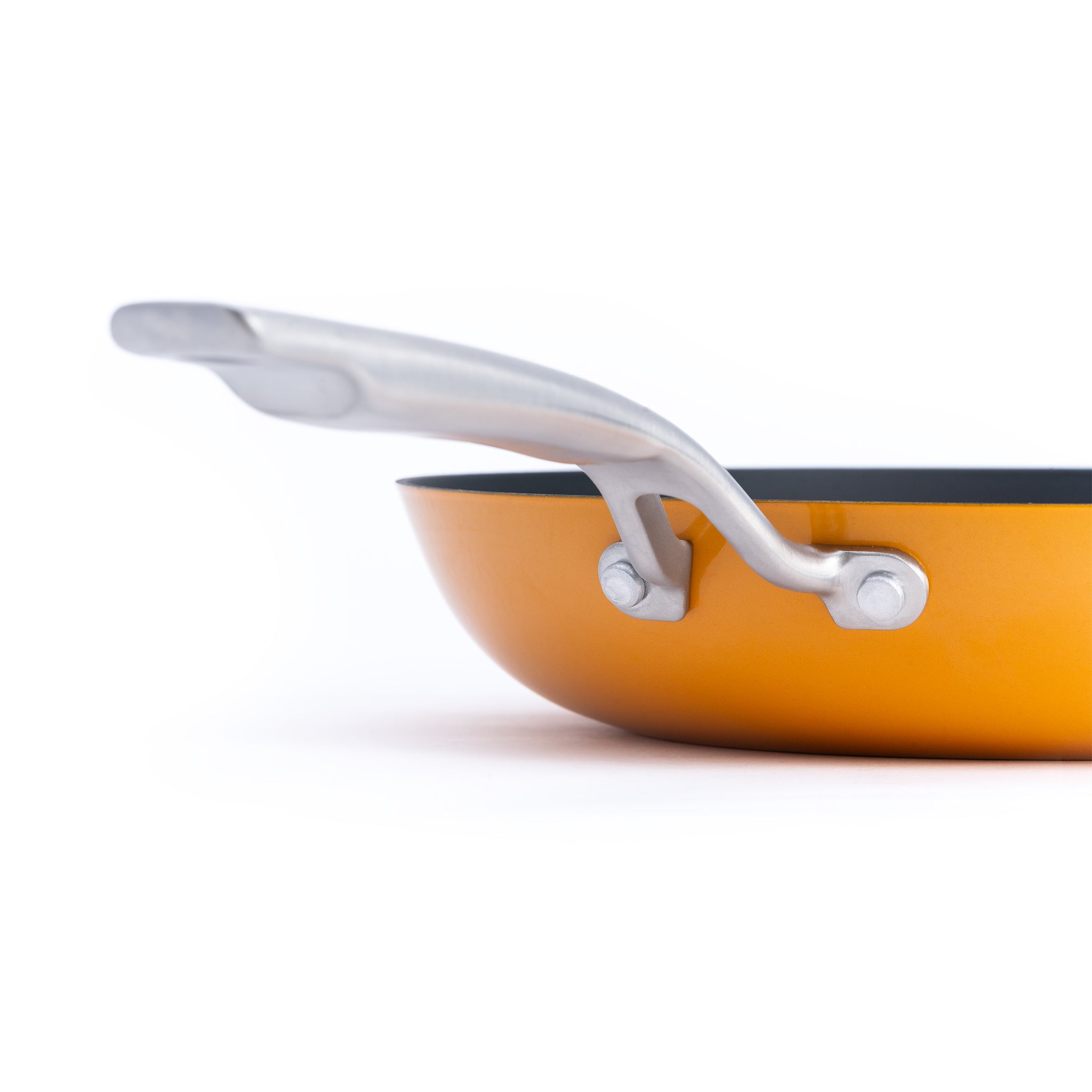 Litinová pánev o průměru 28 cm z tenkostěnné litiny. Barva: oranžová. Ideální na smažení, pečení i servírování.
