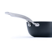 Litinový rendlík o průměru 18 cm z tenkostěnné litiny. Barva: matná černá. Praktický na přípravu menších pokrmů a omáček.