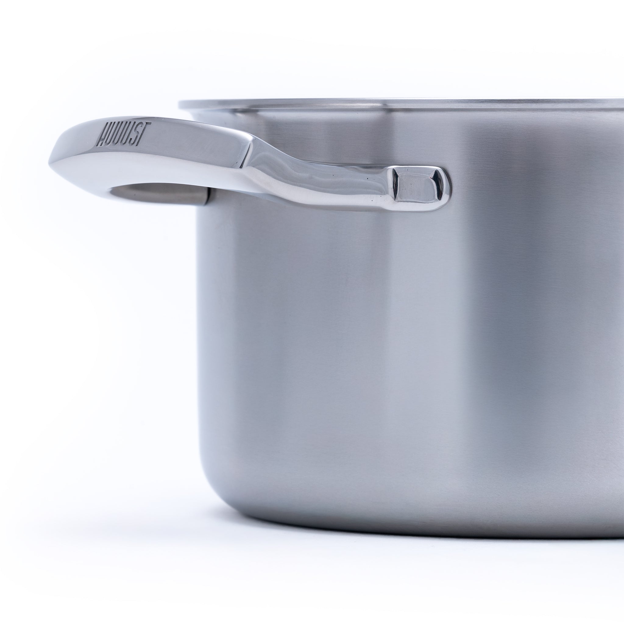 Nerezový vícevrstvý hrnec o průměru 20 cm, vhodný na všechny typy sporáků včetně indukce.