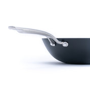 Litinový wok o průměru 30 cm, vyrobený z tenkostěnné litiny. Barva: matná černá. Vhodný pro zdravé asijské vaření a smažení.
