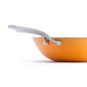 Litinový wok o průměru 30 cm, vyrobený z tenkostěnné litiny. Barva: oranžová. Vhodný pro zdravé asijské vaření a smažení.
