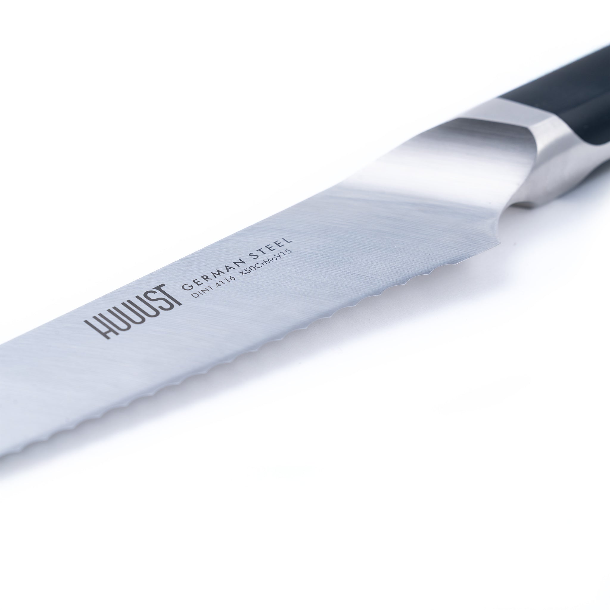 Nůž na pečivo z německé oceli s vroubkovaným ostřím. Snadno krájí chleba i křupavé bagety bez mačkání.