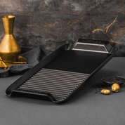 Smaltovaná litinová deska o průměru 24 cm, ideální pro zdravé vaření a pečení, rovnoměrné rozložení tepla.