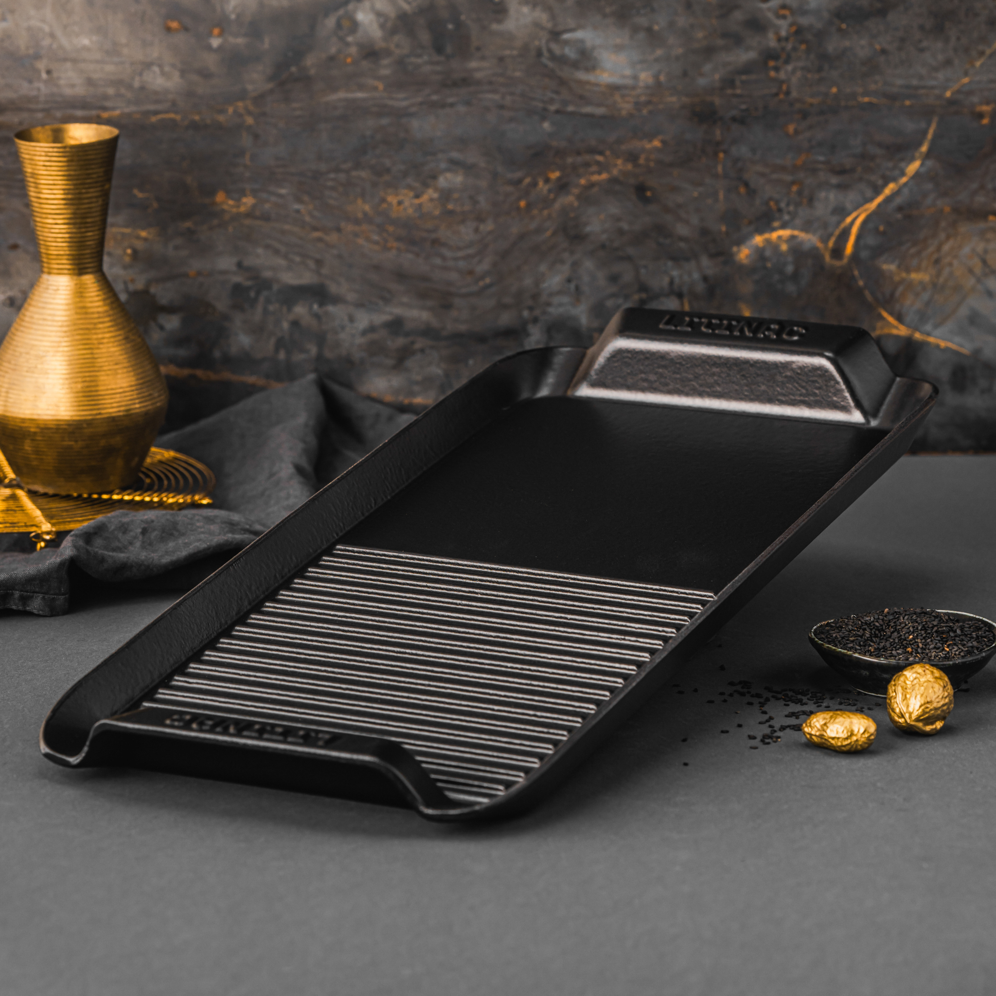 Smaltovaná litinová deska o průměru 24 cm, ideální pro zdravé vaření a pečení, rovnoměrné rozložení tepla.