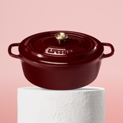 Smaltovaný litinový oválný hrnec o délce 32 cm, ideální pro pečení a dušení na všech typech varných desek včetně indukce. Barva: červená.
