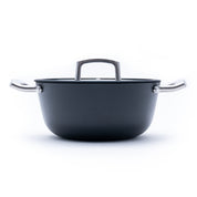 Litinový hrnec o průměru 24 cm z tenkostěnné litiny. Barva: matná černá. Vhodný na polévky, omáčky i pečení.
